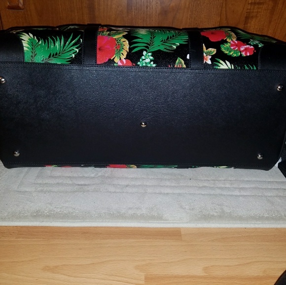 SOLD!BEBE 🌺🌺TROPICAL FLORAL🌺🌺 WEEKENDER DUFFLE - Picture 6 of 8